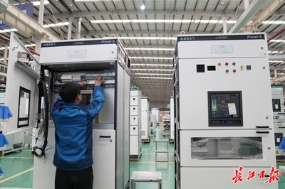 智能配電柜閃耀全球，盛隆電氣制造熱潮涌動